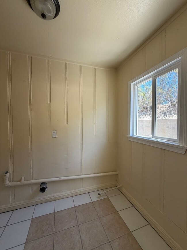 Building Photo - 400 W Fredricks St