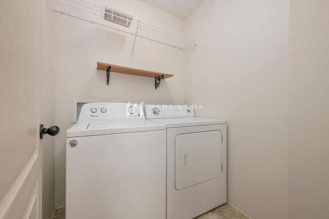 Building Photo - Beautiful Townhome in Shadow View