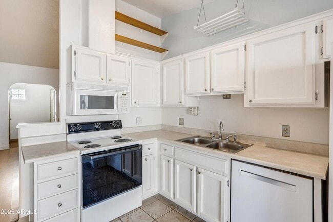 Building Photo - 510 E Sequoia Dr