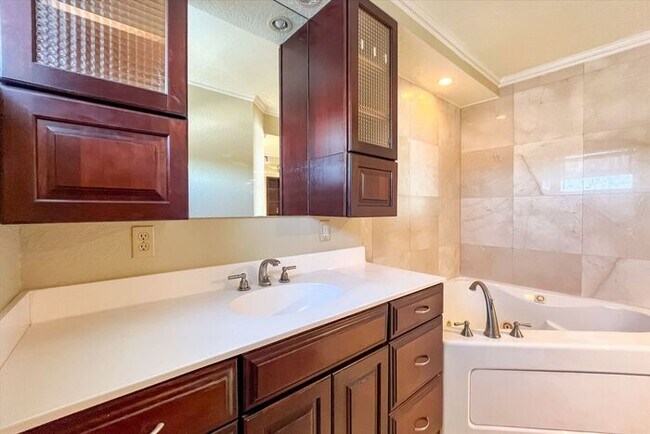 Building Photo - Executive Lakefront Living – 3 Bed, 2.5 Ba...