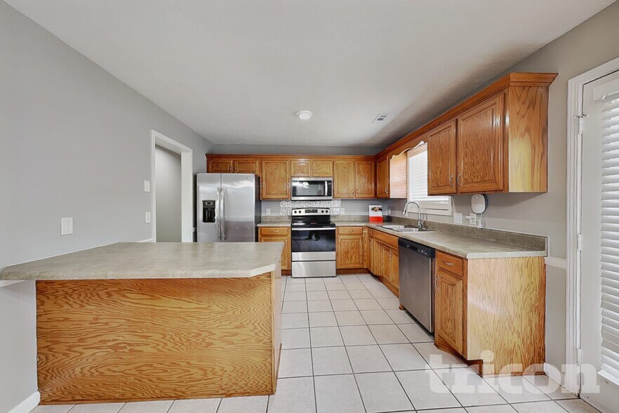 Building Photo - 8014 Lomond Dr