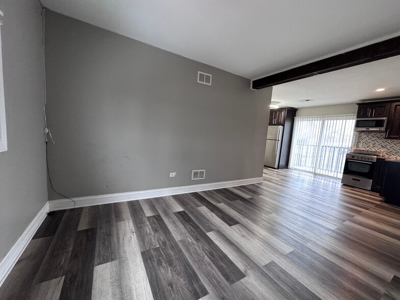 Building Photo - 9909 S Ridgeland Ave