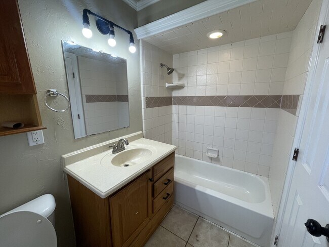 Building Photo - 3 Bed, 1 Bath Home with Large Corner Lot