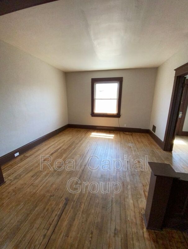 Building Photo - 102 Macamley St