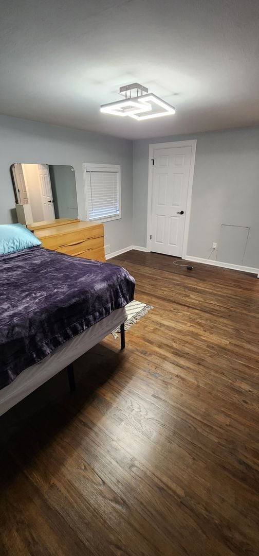 Building Photo - Luxury 3-Bedroom, 1-Bathroom House in Broo...