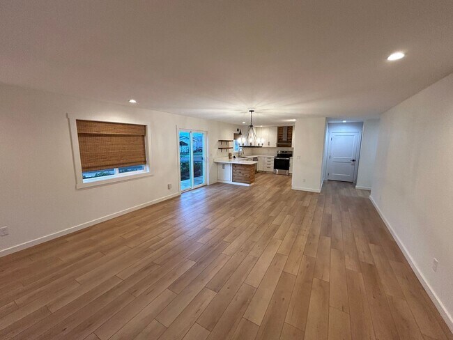 Building Photo - 4 bedroom, 2.5 Bath In Carlton- Great Location!