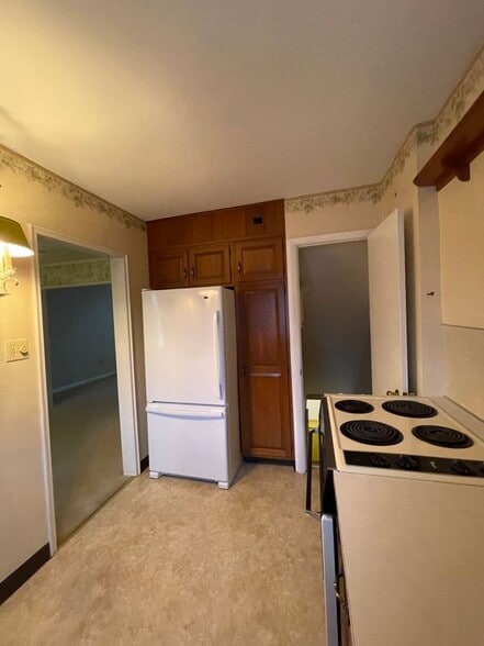 Building Photo - 435 Sycamore Rd