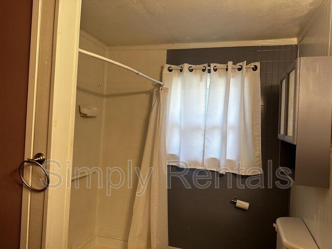 Building Photo - Kingston Rd 906