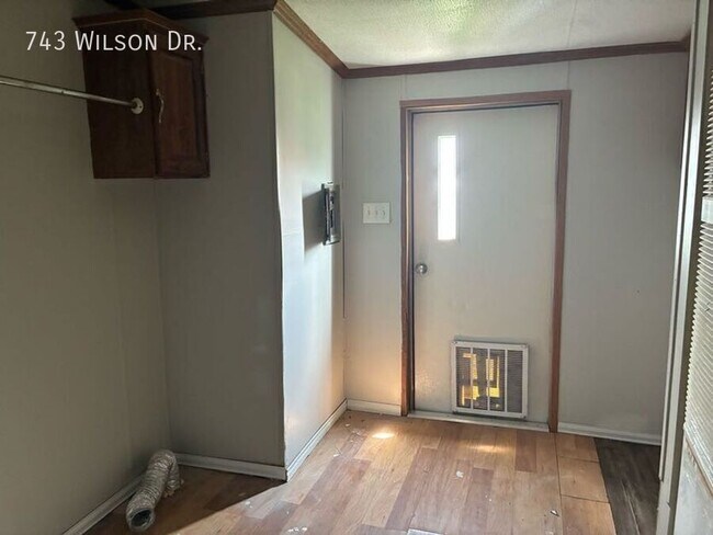 Building Photo - 743 Wilson Dr