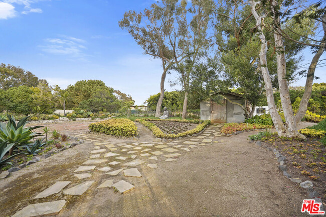 Building Photo - 7332 Birdview Ave