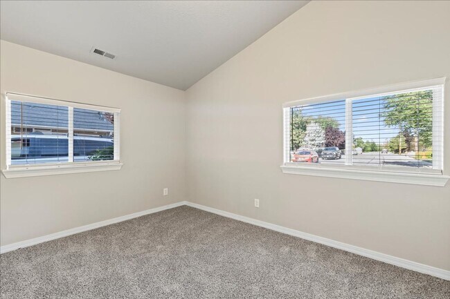Building Photo - 3 Bedroom 2 Bathroom Near Whitewater Park