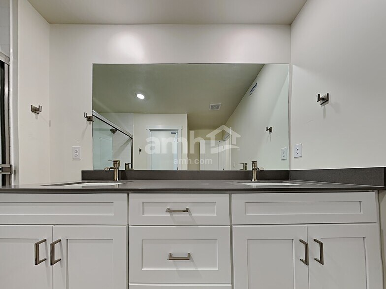 Building Photo - 701 S Rocker Ave