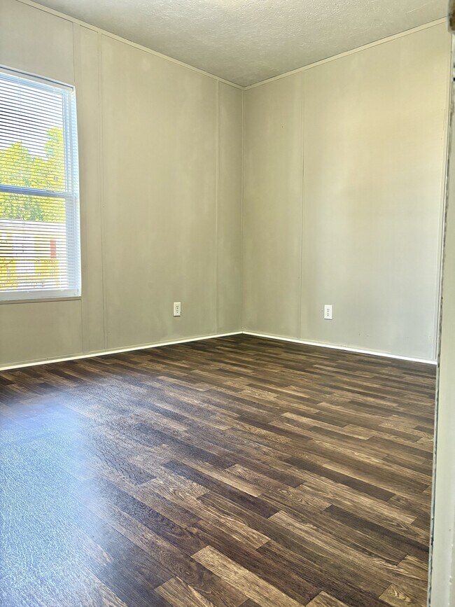 Building Photo - 407 Chloe Cir