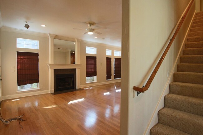 Building Photo - 1202 River Bend Dr