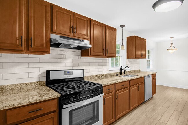 Building Photo - Beautiful 3 bedroom 2 1/2 bathroom Home with a Fenced-in Backyard in Winston!