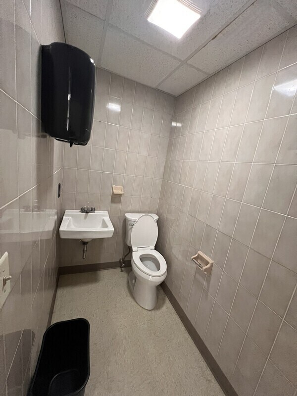 Building Photo - 826 Main St