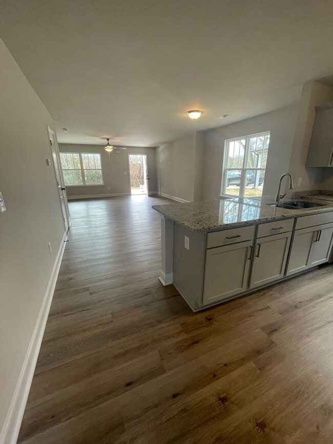 Building Photo - 2 Bedroom 2.5 bath Townhome in  Greenville