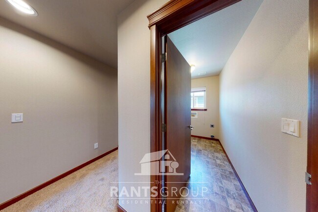 Building Photo - Beautiful Home In Puyallup! Easy JBLM Comm...