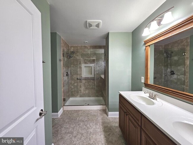 Building Photo - 5 Harcourt Dr