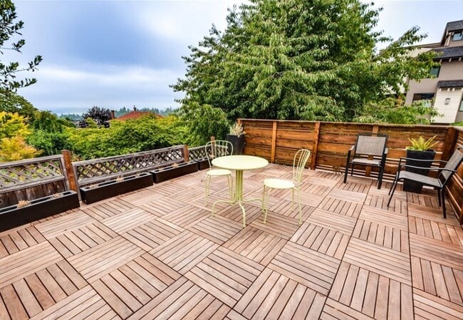 Building Photo - Spacious 4BR Capitol Hill Home with Lake W...