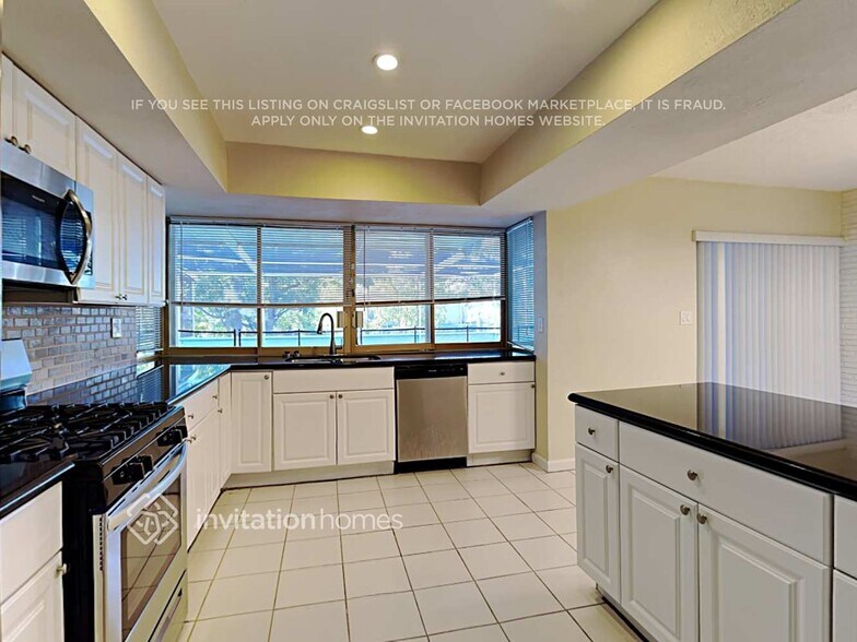 Building Photo - 3820 S Lake Terrace