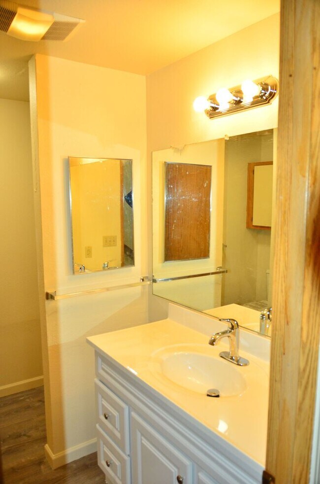 Building Photo - Renovated 2bed/1bath Flat with easy access...