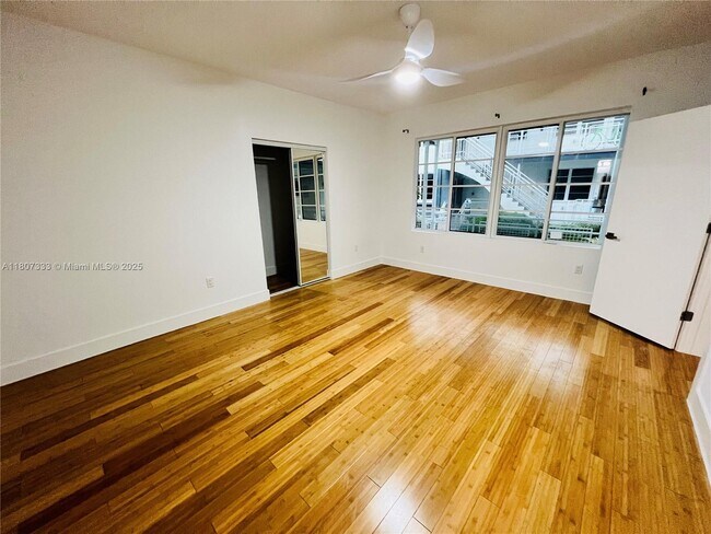 Building Photo - 960 Bay Dr