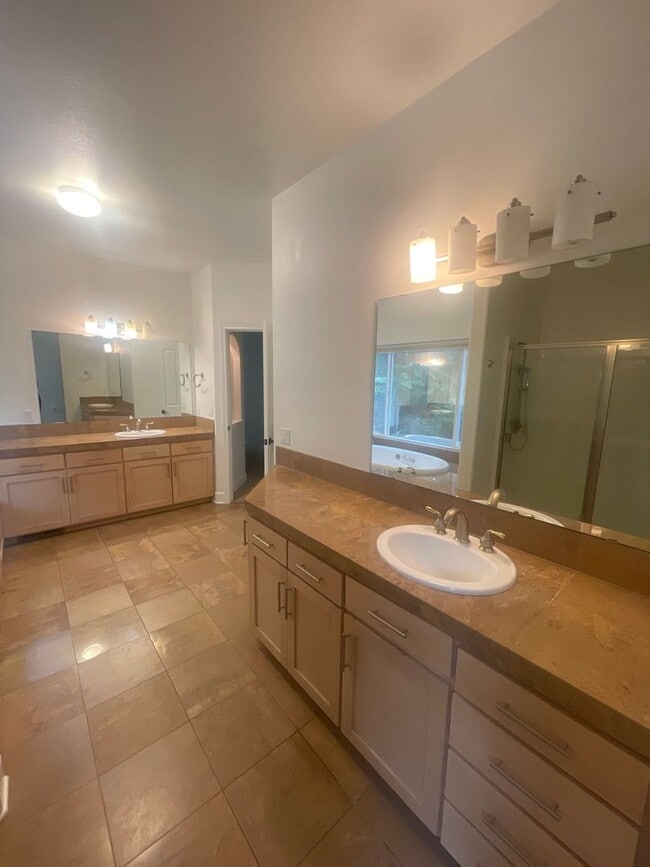Building Photo - Beautiful 4 Bedroom on 2.5 Acres!