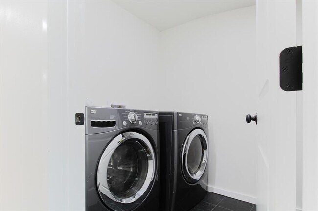 Building Photo - 305 Rowland Dr