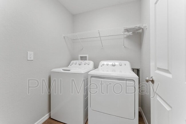 Building Photo - 9461 N Sandree Dr