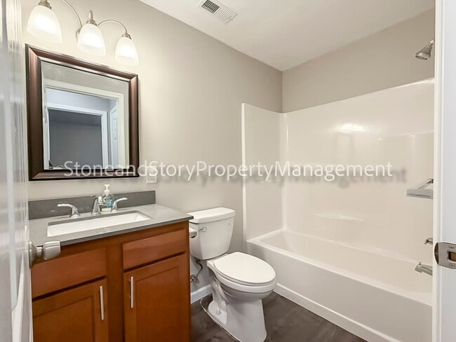 Building Photo - 3 Bedroom 2.5 bath