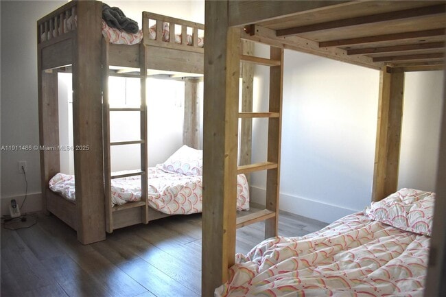 Building Photo - 9940 W Bay Harbor Dr