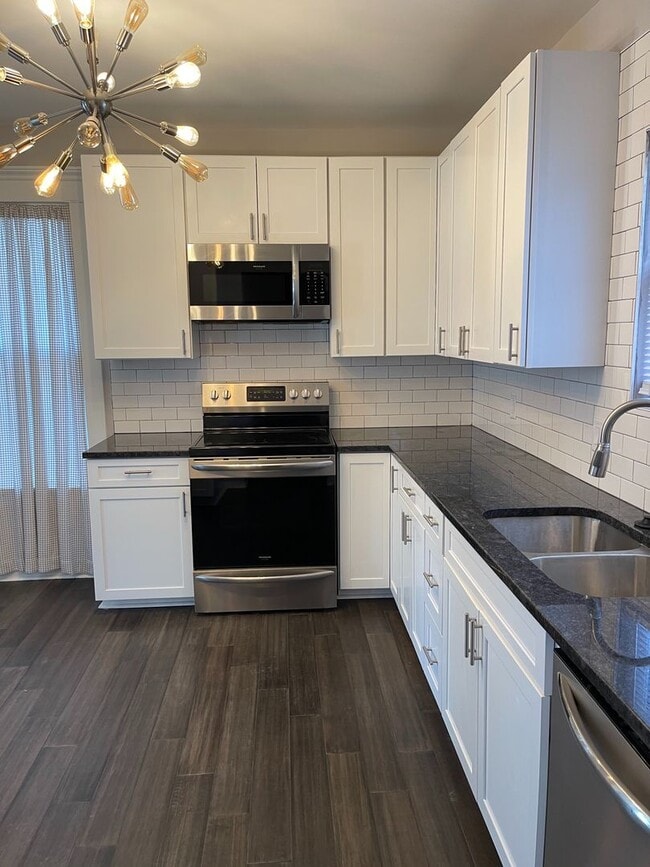 Building Photo - Great 2 BR with detached 2-car garage