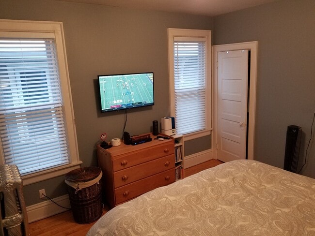 Building Photo - 3272 N Hackett Ave