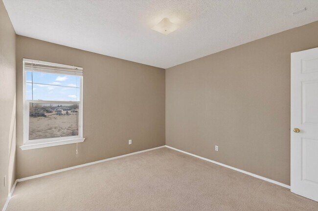 Building Photo - West Side 2/story 3 Bedroom 2.5 Bath 1605/sf 2/CG