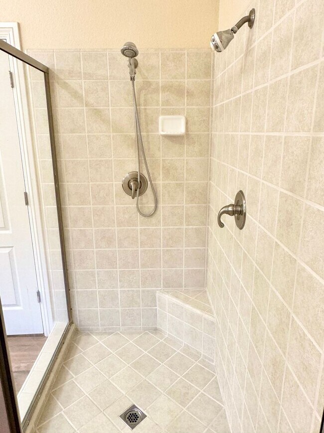 Building Photo - Stunning5 Bedroom North Fresno Granville