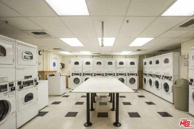 Building Photo - 2160 Century Pk E