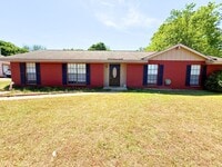 Building Photo - AVAILABLE NOW!!!