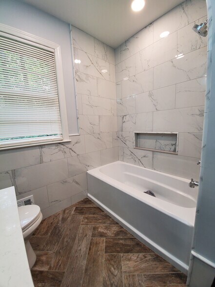 Bathroom with shower/tub - 1518 Ashburton Rd
