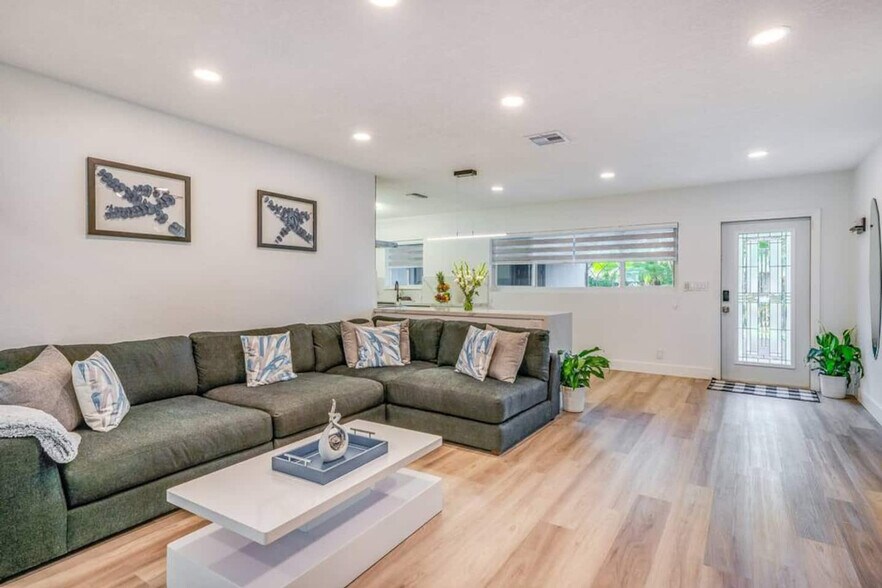 Building Photo - 834 SW 14th Ct