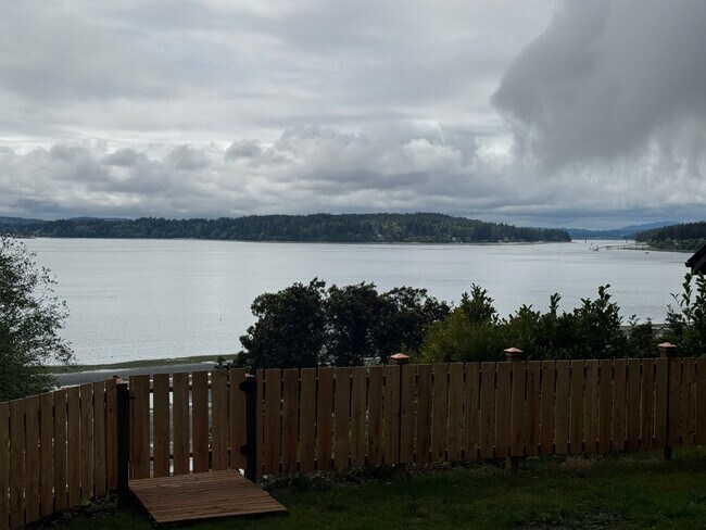 Building Photo - Desirable Indianola waterfront just in tim...