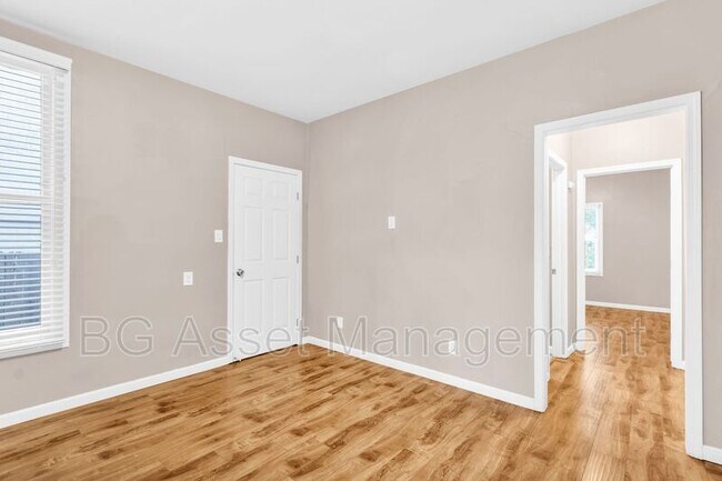 Building Photo - 709 York St