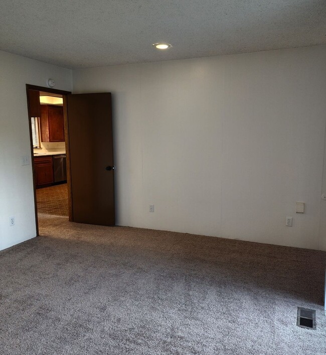 Building Photo - Spacious 2 bedroom upstairs with exterior ...