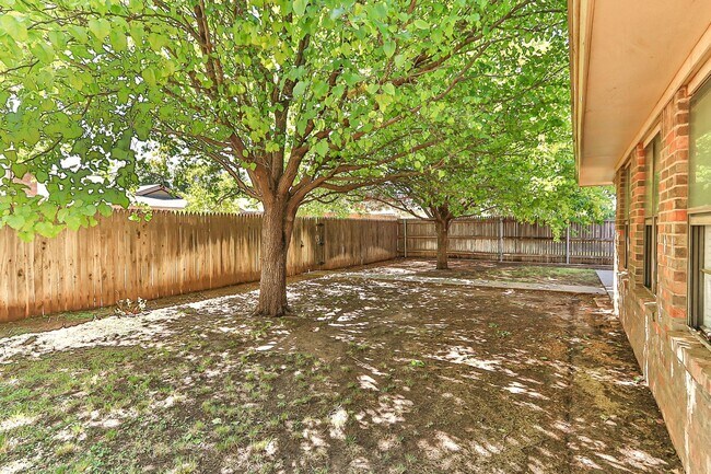 Building Photo - 2 Large Living areas! Approximately 2100 S...