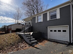 Building Photo - Camelot Single family home, near NGIC and ...