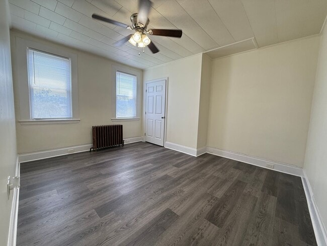 Building Photo - Updated 3 BR 2 Full Bath house w/ Yard!