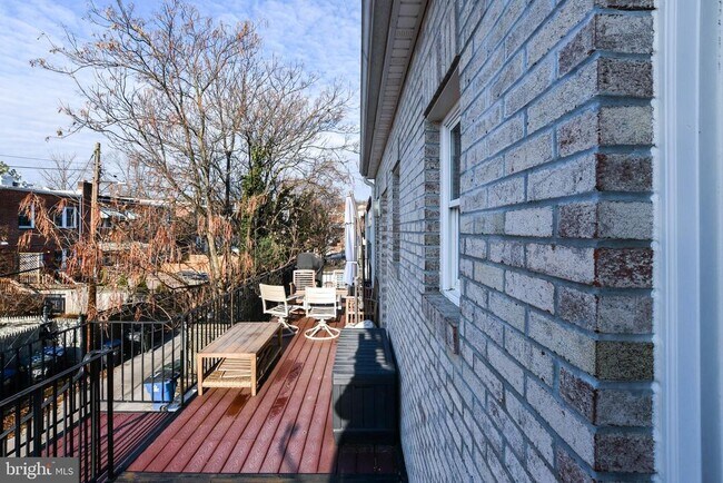 Building Photo - 913 Quincy St NE