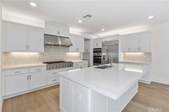 Building Photo - 156 Chorus