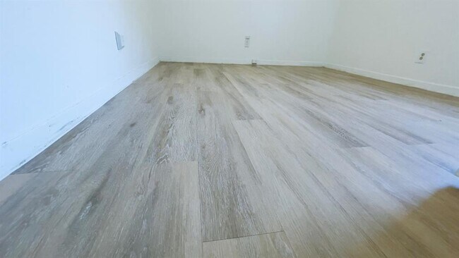 Building Photo - 1510 W N Loop Blvd