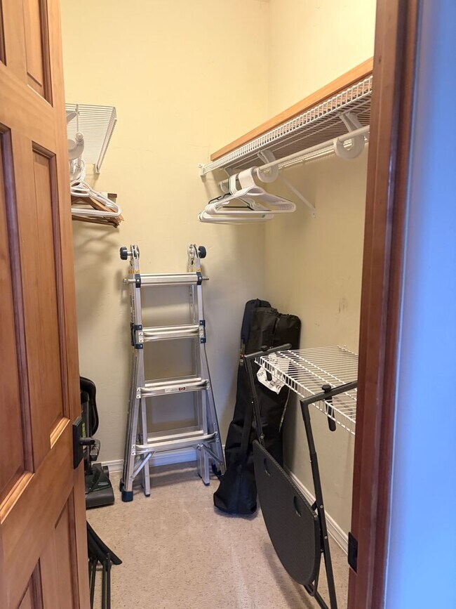 Building Photo - Fully furnished townhome